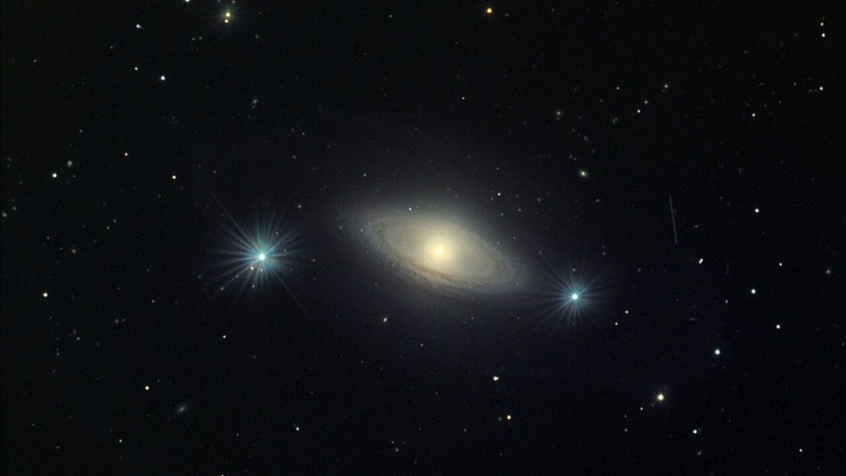 Hubble teleskobu, merkezi yana doğru dönen tuhaf bir galaksi tespit etti