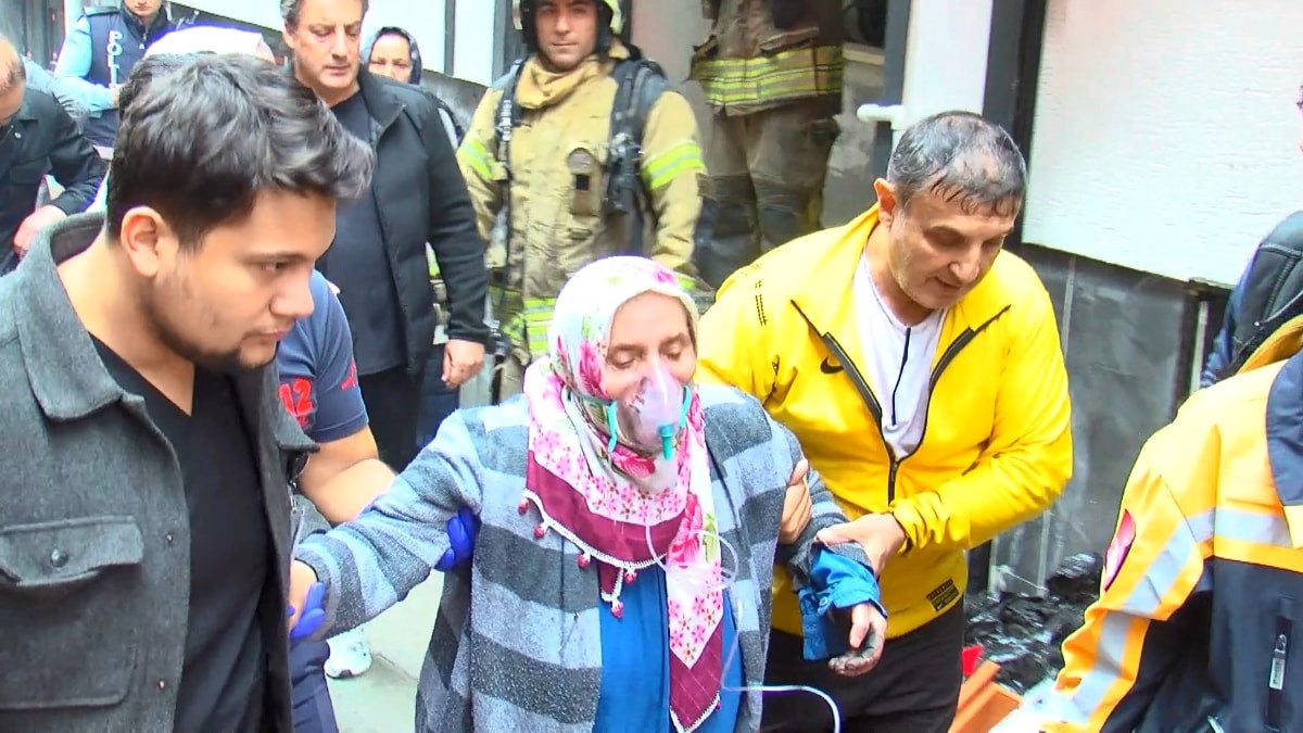 İstanbul'da 5 katlı binada yangın çıktı