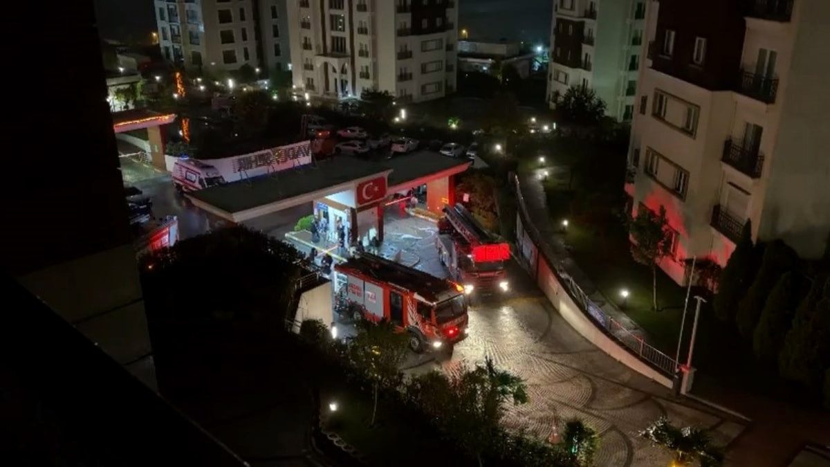 İstanbul'da site otoparkında araç yangını: Site sakinleri tahliye edildi