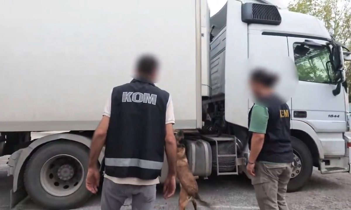 İzmit'te KOM ekipleri TIR'da 95 bin paket elektronik sigara tütünü ele geçirdi