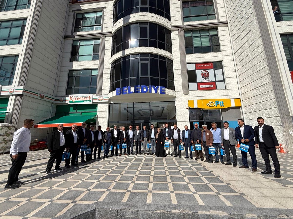 Kale Belediye Başkanı Özbay, Muhtarlar Günü'nde muhtarlara plaket verdi