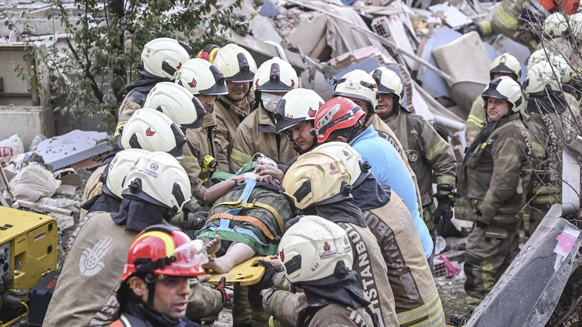 Maltepe'de çöken binada enkaz altında kalanlar kurtarılıyor