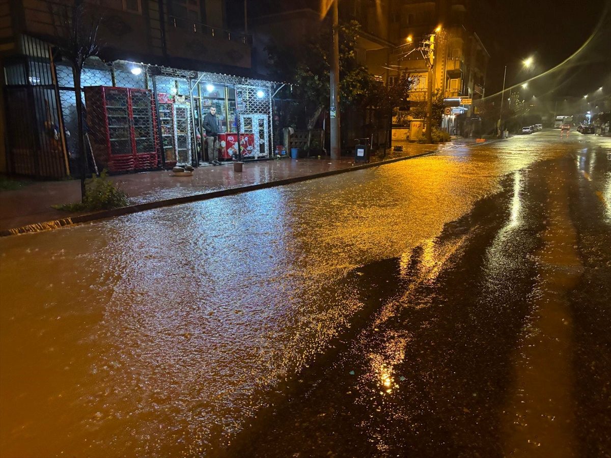 Sakarya'da sağanak Kaynarca'da iş yerlerini su bastı, Karasu'da sele dönüştü