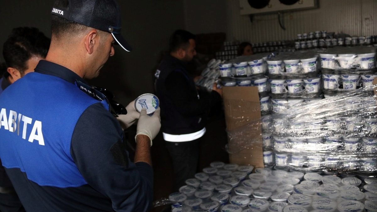 Van'da son kullanma tarihi geçmiş 860 koli ayran imha edildi