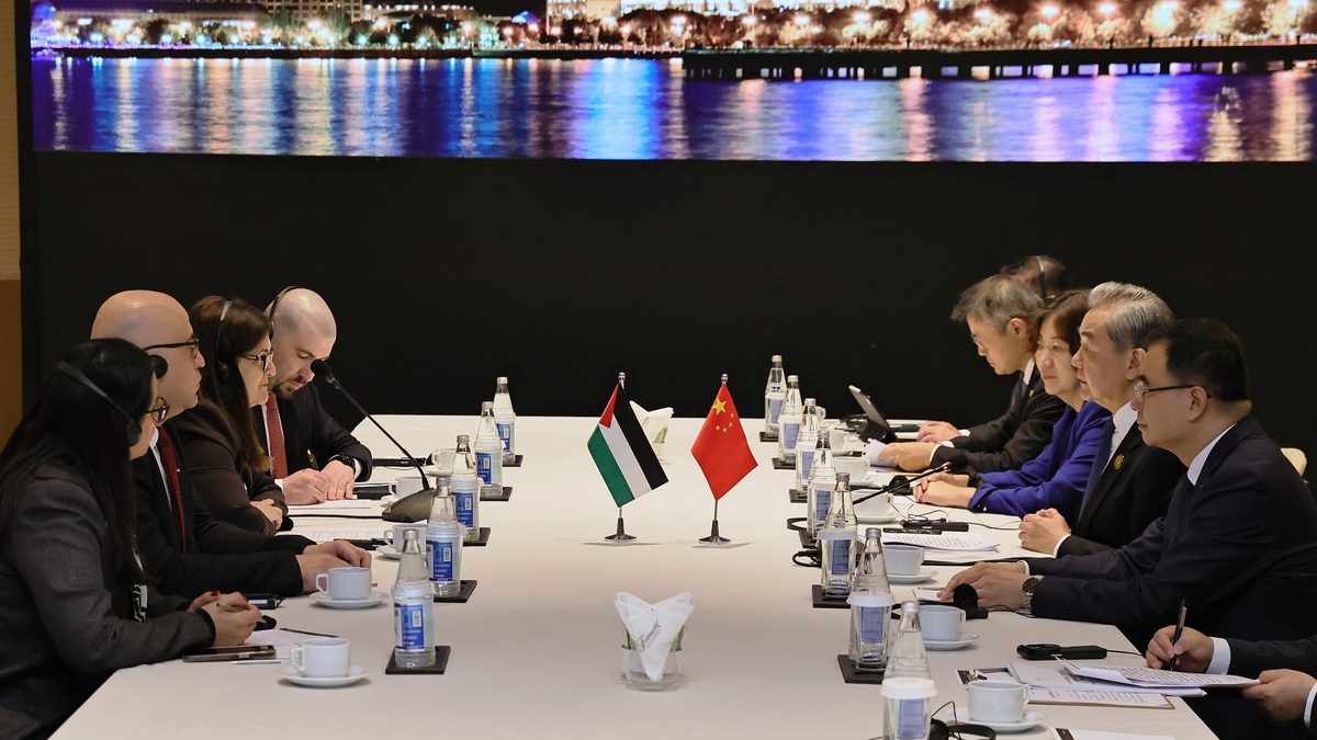 Wang Yi, Bakü'de Ağabekyan ile Gazze'deki 2 milyon Filistinliyi gündeme getirdi